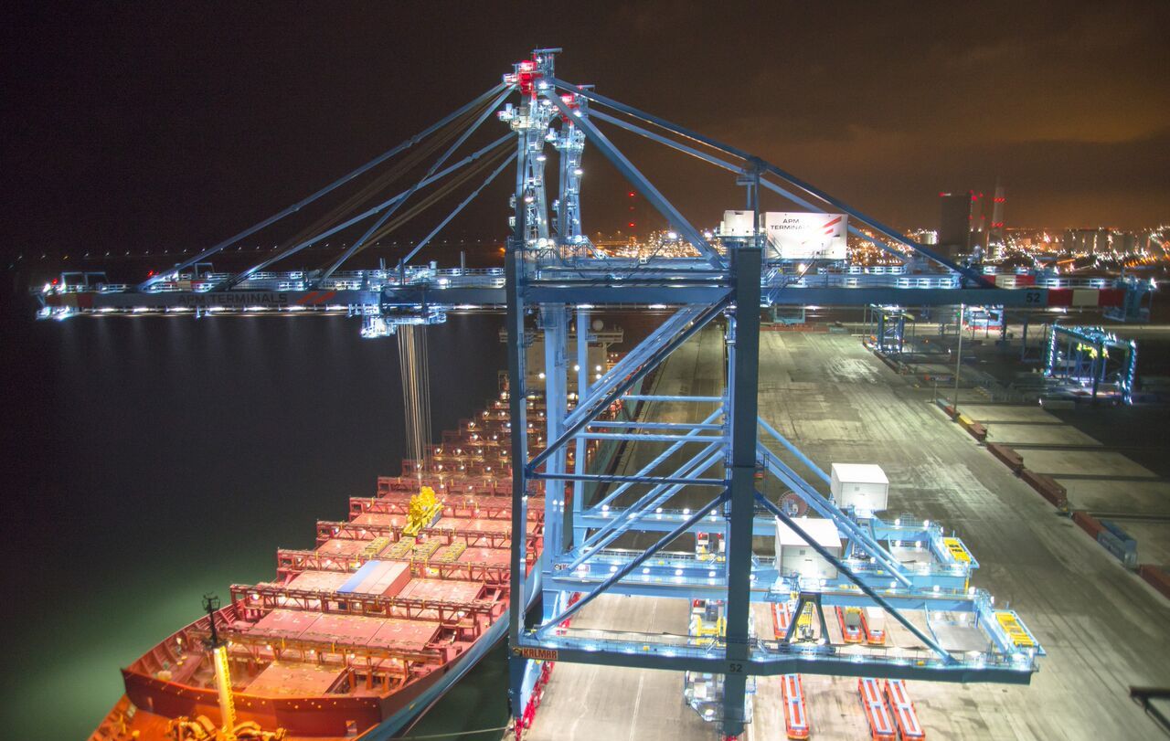 Havenkraanverlichting op de haven van RWG 2e maasvlakte Rotterdam