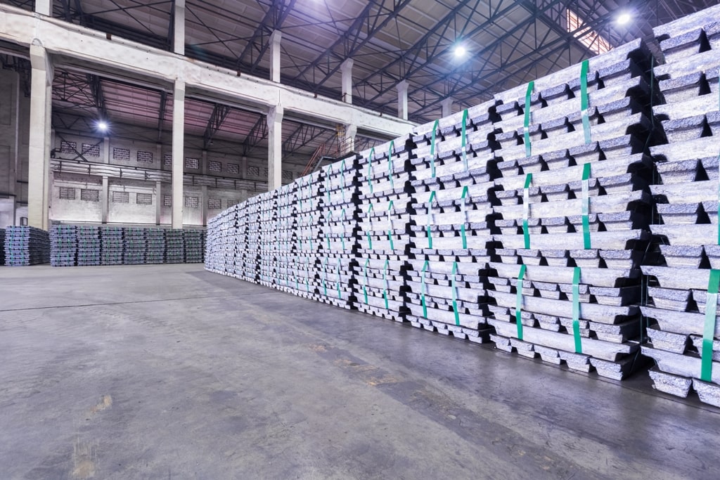 lead-ingots-in-a-factory-warehouse-P7334PY-min LED verlichting bedrijfshal