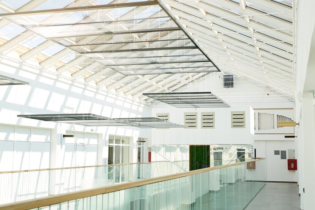 modern-office-building-PMEB43F-min Bedrijvenverlichting Kantoor