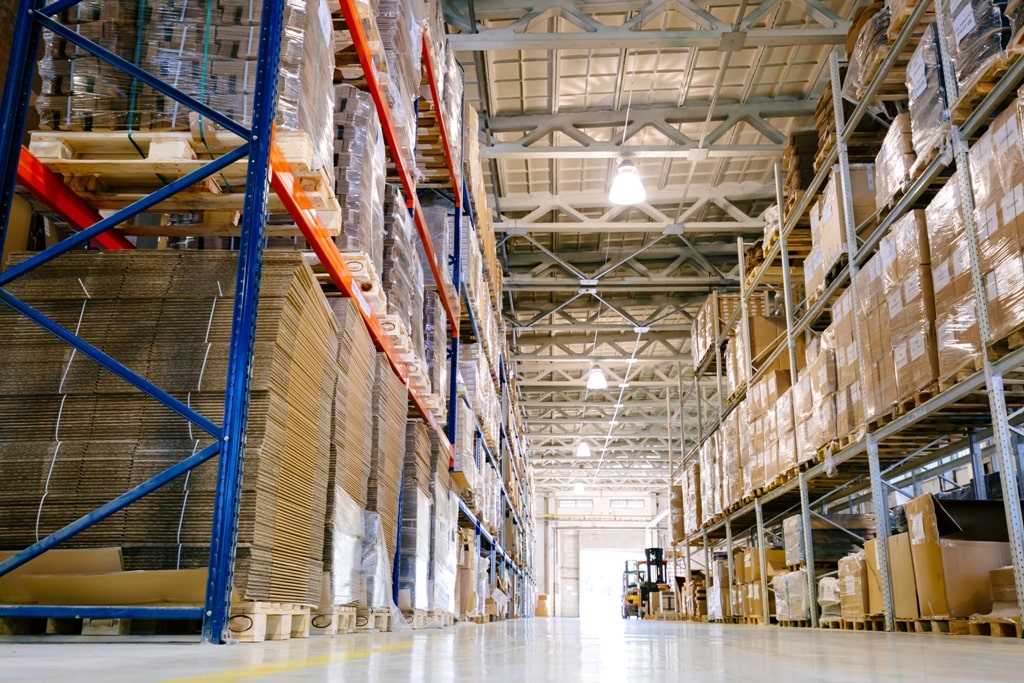 warehouse-logistics-is-important-5TKYPLD-min Bedrijfsverlichting magazijn